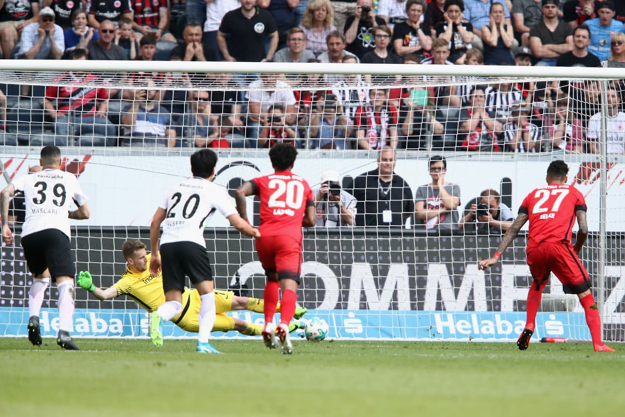 Para el segundo tiempo, en una polémica decisión arbitral, Davie Selke marcó en un penalti a favor del Hertha Berlín para el 0-1.