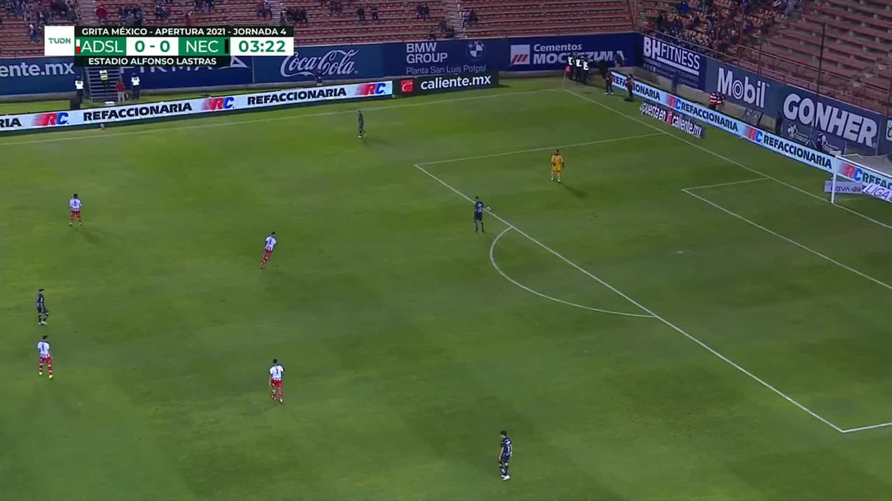 Arranca el partido y la pelota está en juego.