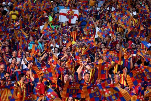 Los aficionados al fútbol pintaron el Olympiastadion de Berlín para alentrar a blaugrana y biaonconeros en la pelea por llevarse el trofeo de la Champions.