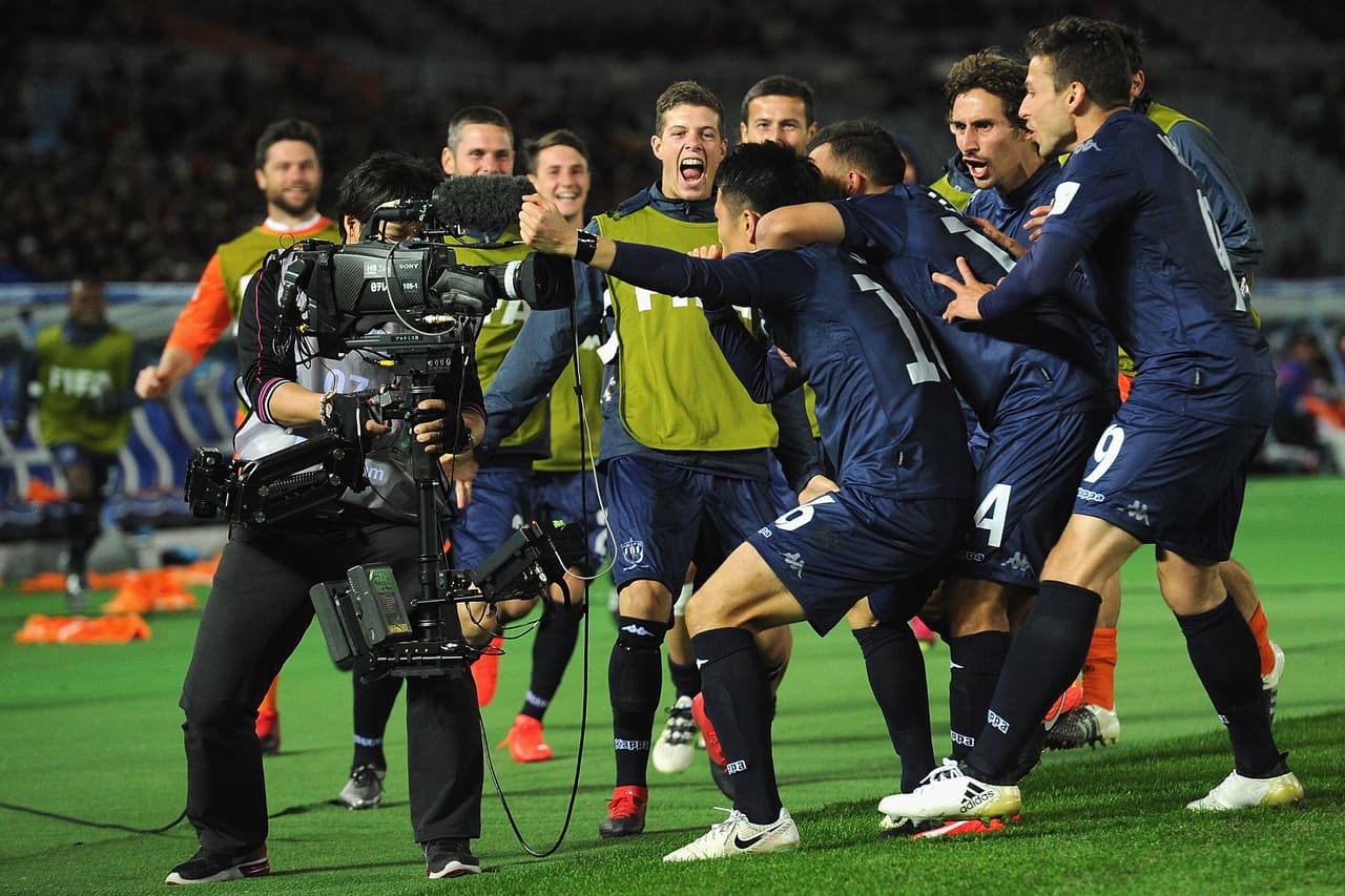 Conforme avanzaban los minutos los neozelandeses ganaron confianza y avanzaron metros. Sólo cinco minutos después de la reanudación, el Auckland logró adelantarse a balón parado, en una falta lateral lanzada por Tade que cabeceó a la red el central surcorearno Kim Dae-wook.