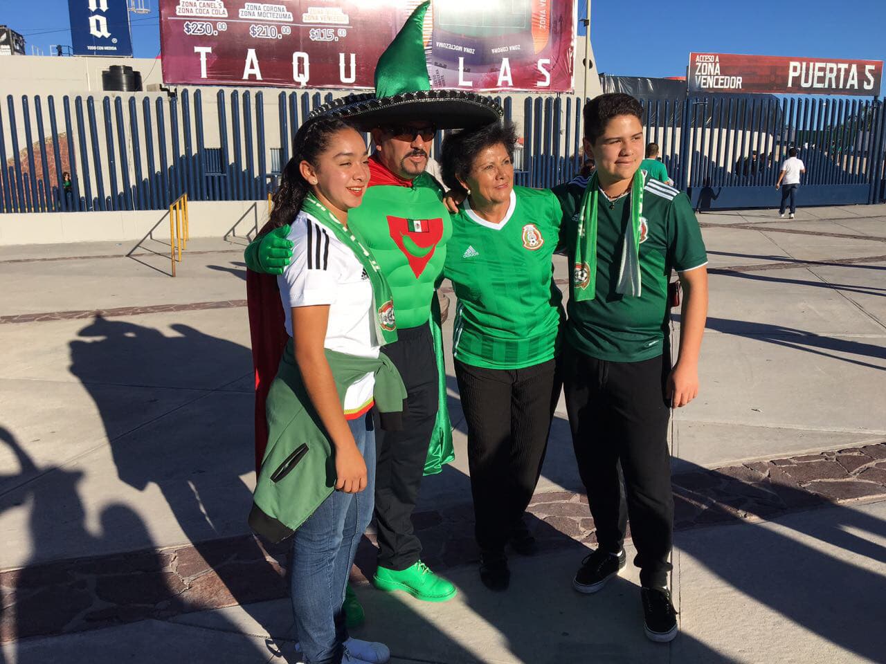 El Alfonso Lastras de San Luis Potosí se viste de gala para recibir a la Selección Nacional y los aficionados responden con banderas, maquillaje, disfraces y mucha emoción.
