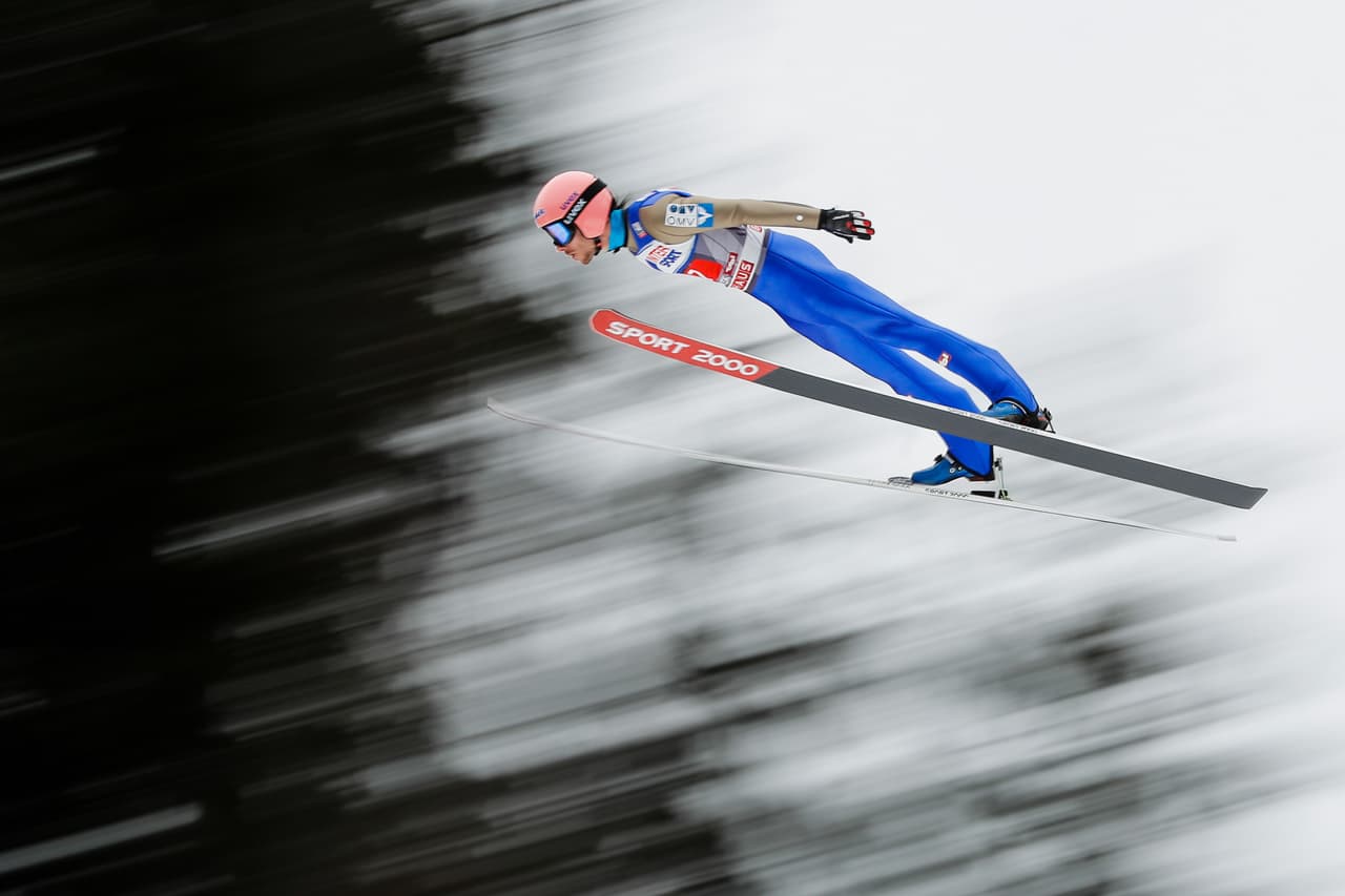 La competencia en Innsbruck (Austria) es la décima en el calendario de la Copa Mundo de salto en esquí masculino de la Federación Internacional de Esquí (FIS), la primera del 2017 y que finalizará el 26 de marzo. La capacidad de los atletas se mezcla con el espectáculo de su vuelo en medio de bellos paisajes y a una gran velocidad.