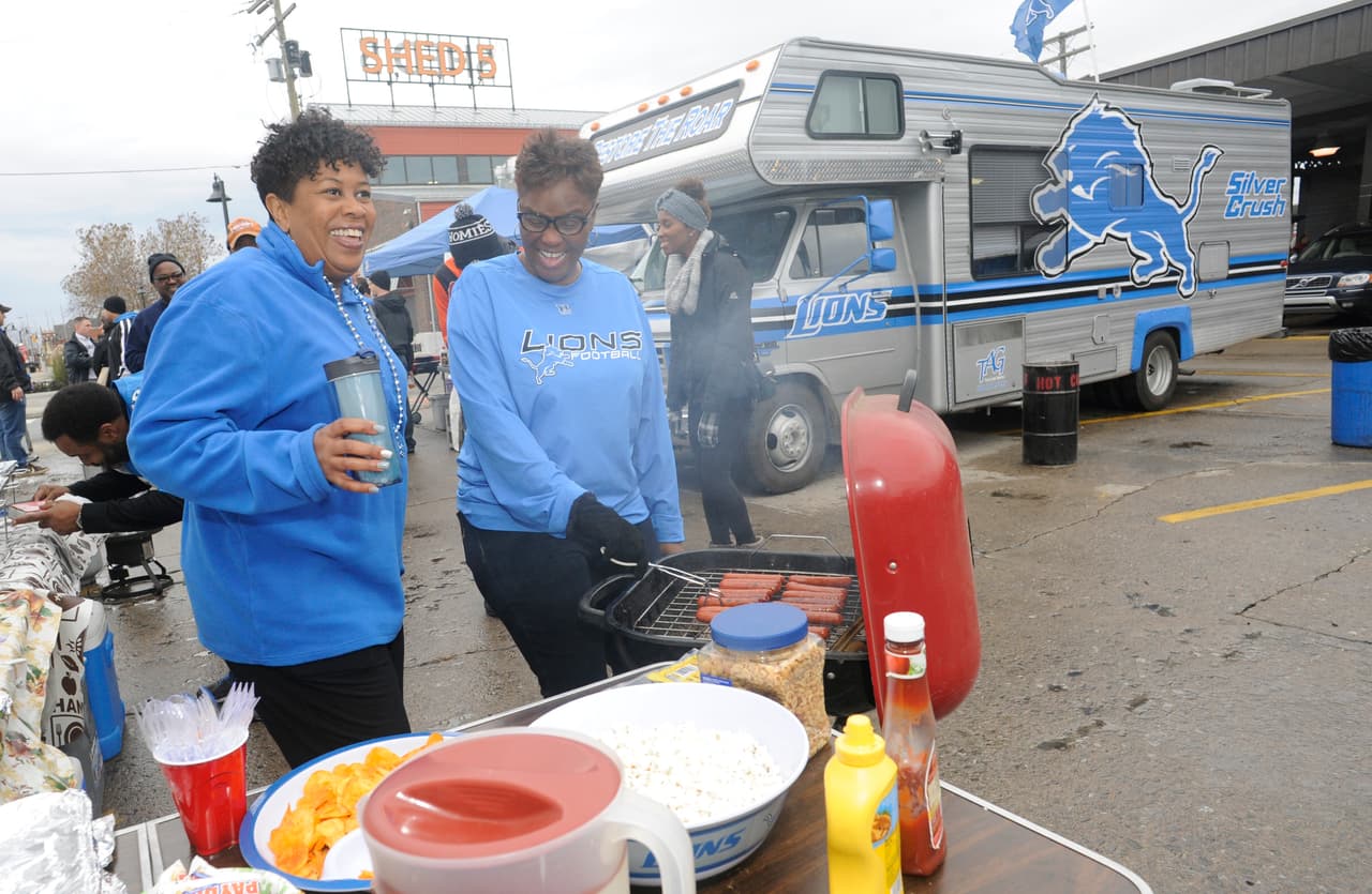 La jornada del Día de Acción de Gracias, que abrió la Semana 12 NFL, es un clásico que los fans no pueden dejar pasar. ¡Checa cómo lo disfrutaron!