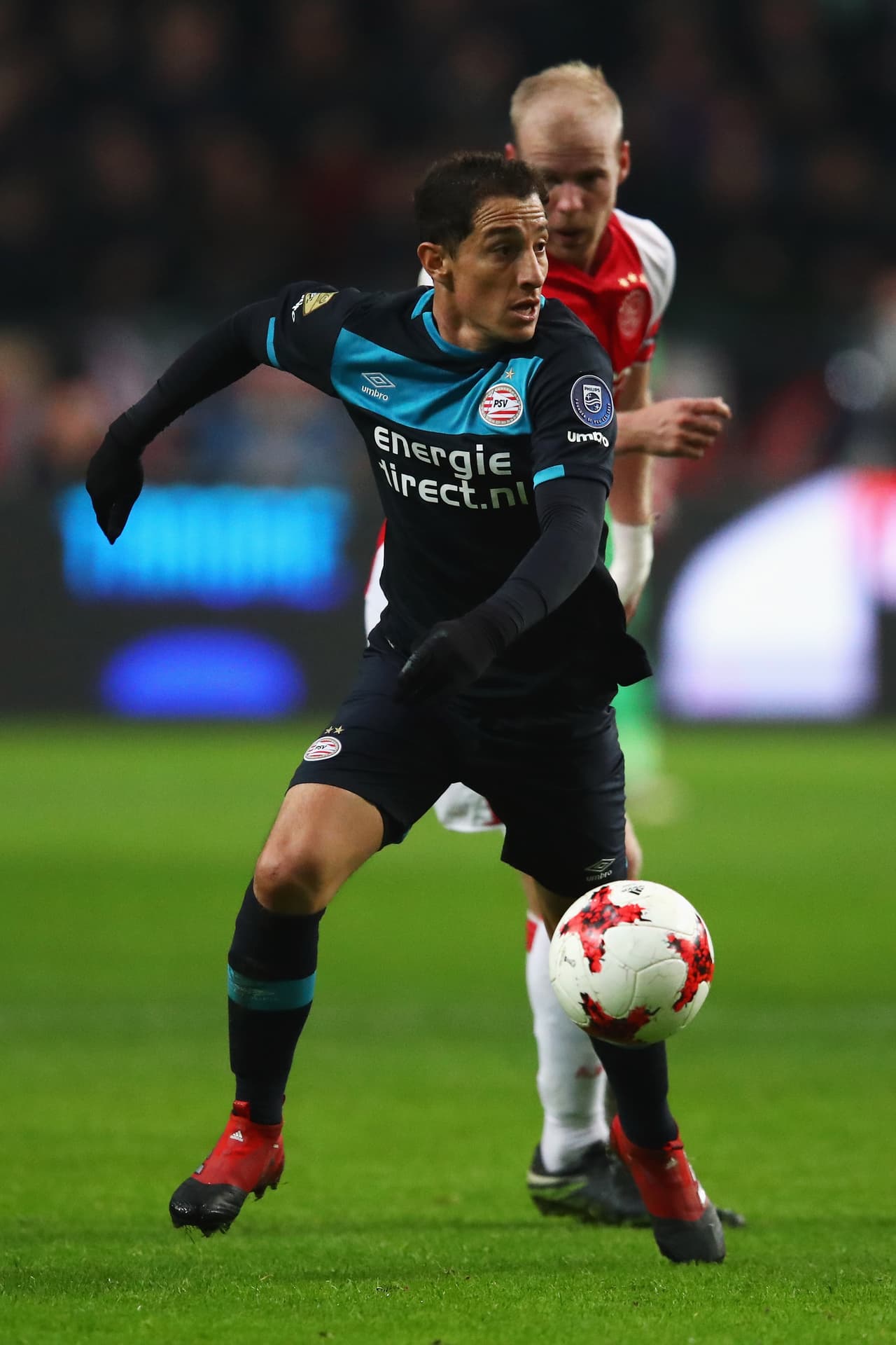 En su equipo, el PSV, el mediocampista también es pieza importante en el once titular. En los 21 partidos que ha jugado, los 21 como titular, ha marcado un gol y acumula 6 asistencias.