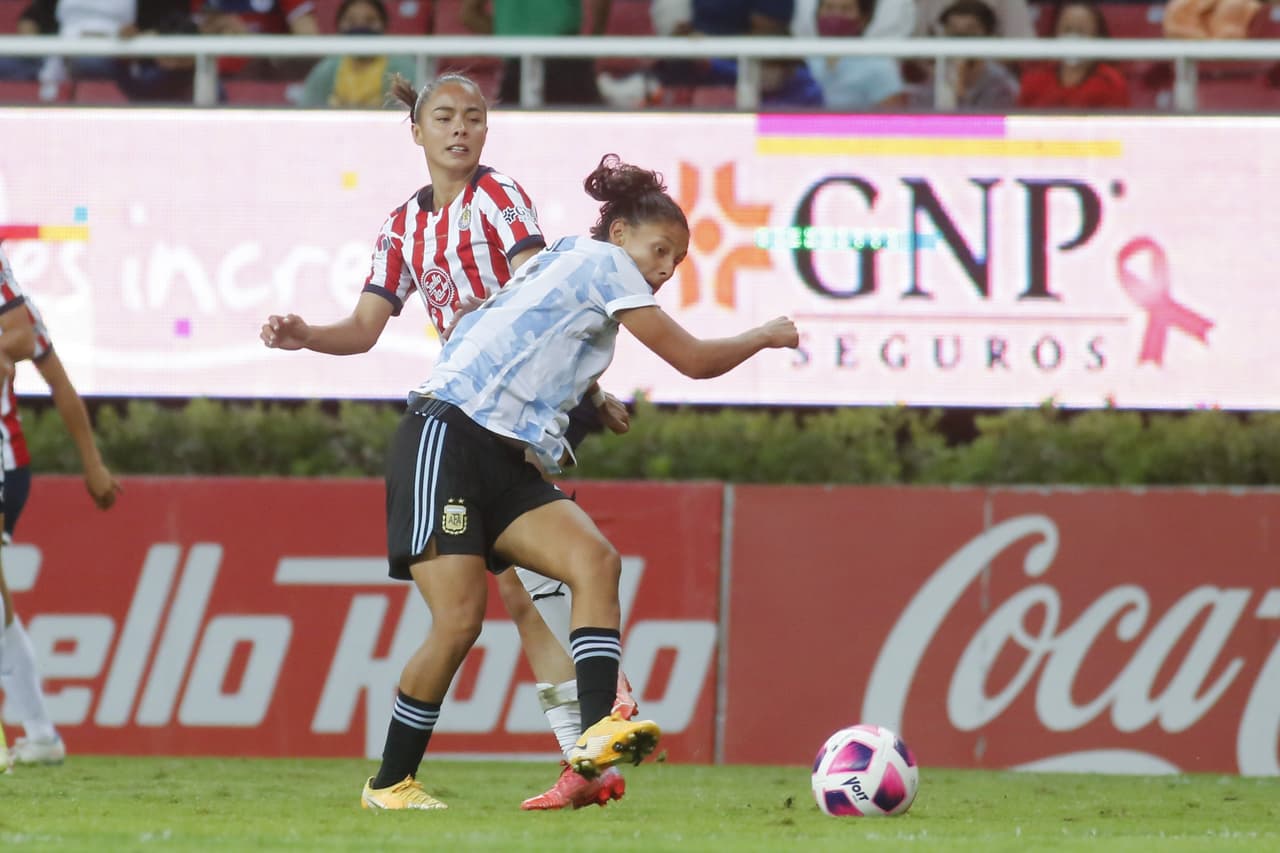 La selección Argentina no se quda con el sabor amargo del partido frente a la selección de México y se imponen al conjunto de Chivas femenil 1-2.