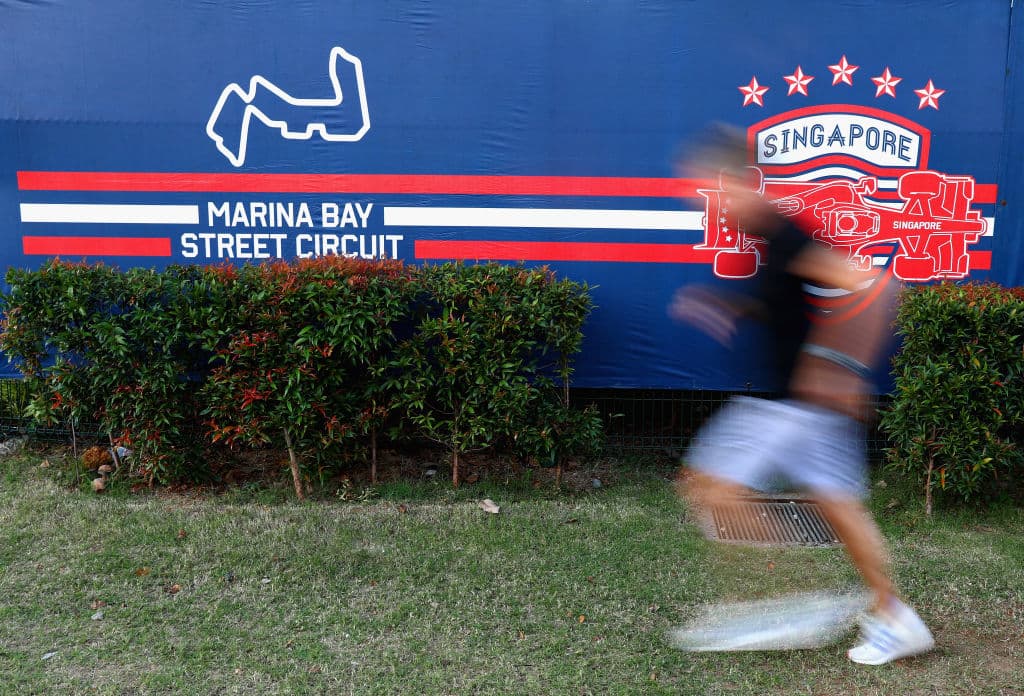 Los fanáticos se han movilizado con emoción para recibir a los pilotos que han llegado para la competencia. La afición es grande por el automovilismo.