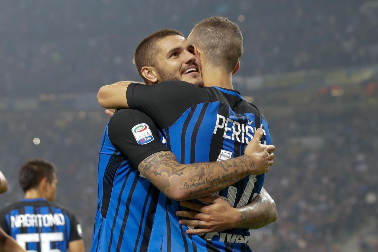 Celebraba toda la afición del Inter en San Siro, marcando el camino hacia la victoria.
