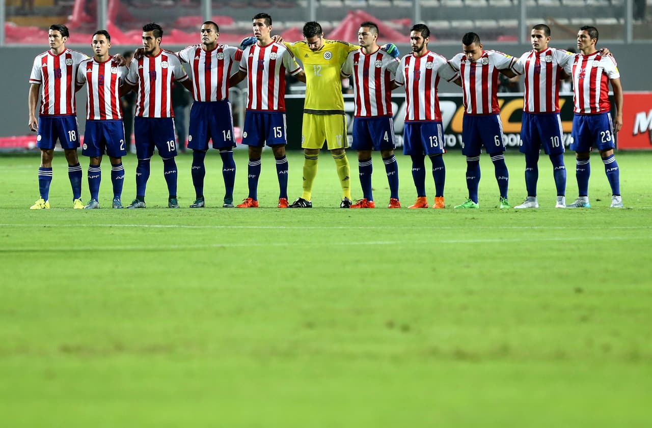 El uniforme del combinado nacional de Paraguay es con playera rojiblanca a rayas verticales, con short y calcetas azules aunque estas también pueden ser blancas. A la selección paraguaya se le conoce como La Albirroja o Los Guaraníes.