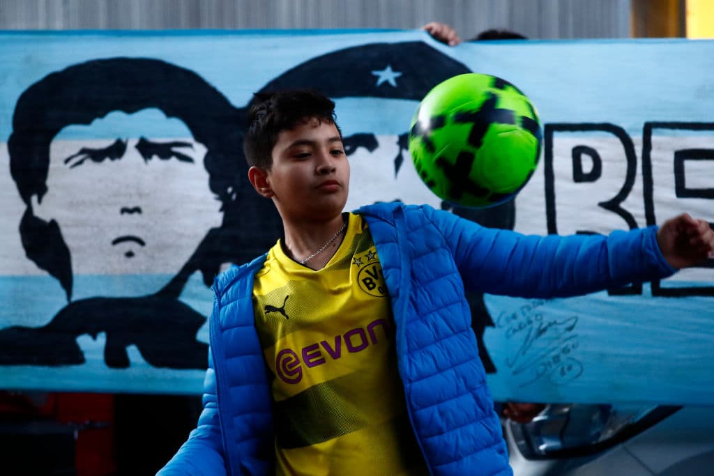 Maradona se recupera tras una exitosa operación de un hematoma en la cabeza. Fuera de la Clínica Olivos, ubicada en Buenos Aires, fanáticos se dieron cita para apoyar a ‘D10s’ en todo momento; el amor que le tienen al astro argentino es ‘infinito’.