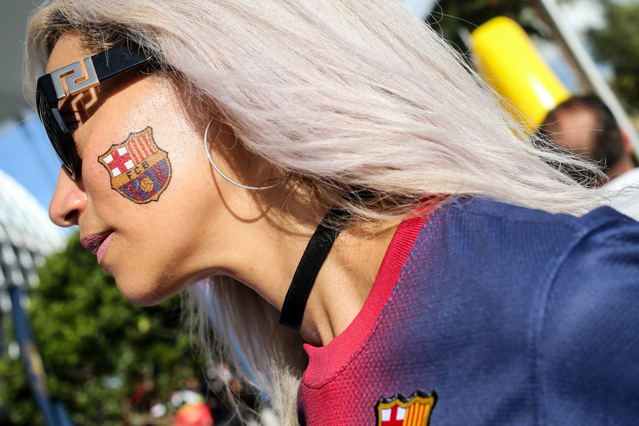 Algunos aficionados se pintaron el rostro y otros decidieron ponerse tatuajes temporales con el escudo del Barcelona.