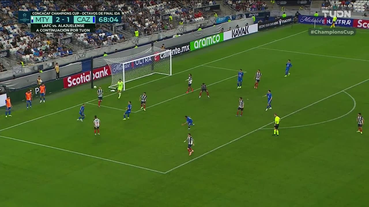 ¡TIRO ATAJADO! disparo por Gabriel Fernández.