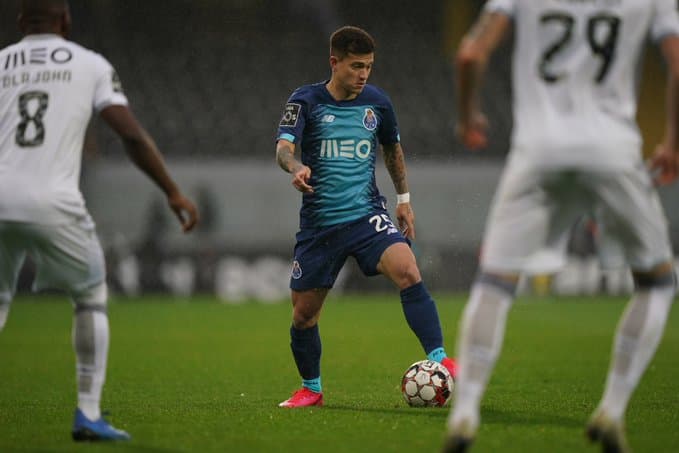 Después de que Marega trataba de abandonar el campo, se fue directamente a los vestidores con gente del Staff del equipo.