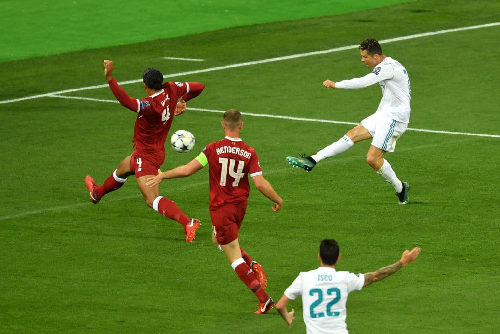 Antes de que llegara el medio tiempo, Cristiano siguió intentando darle una ventaja a su equipo para afrontar de mejor manera la segunda mitad. Aunque los intentos del lusitano fueron vanos.