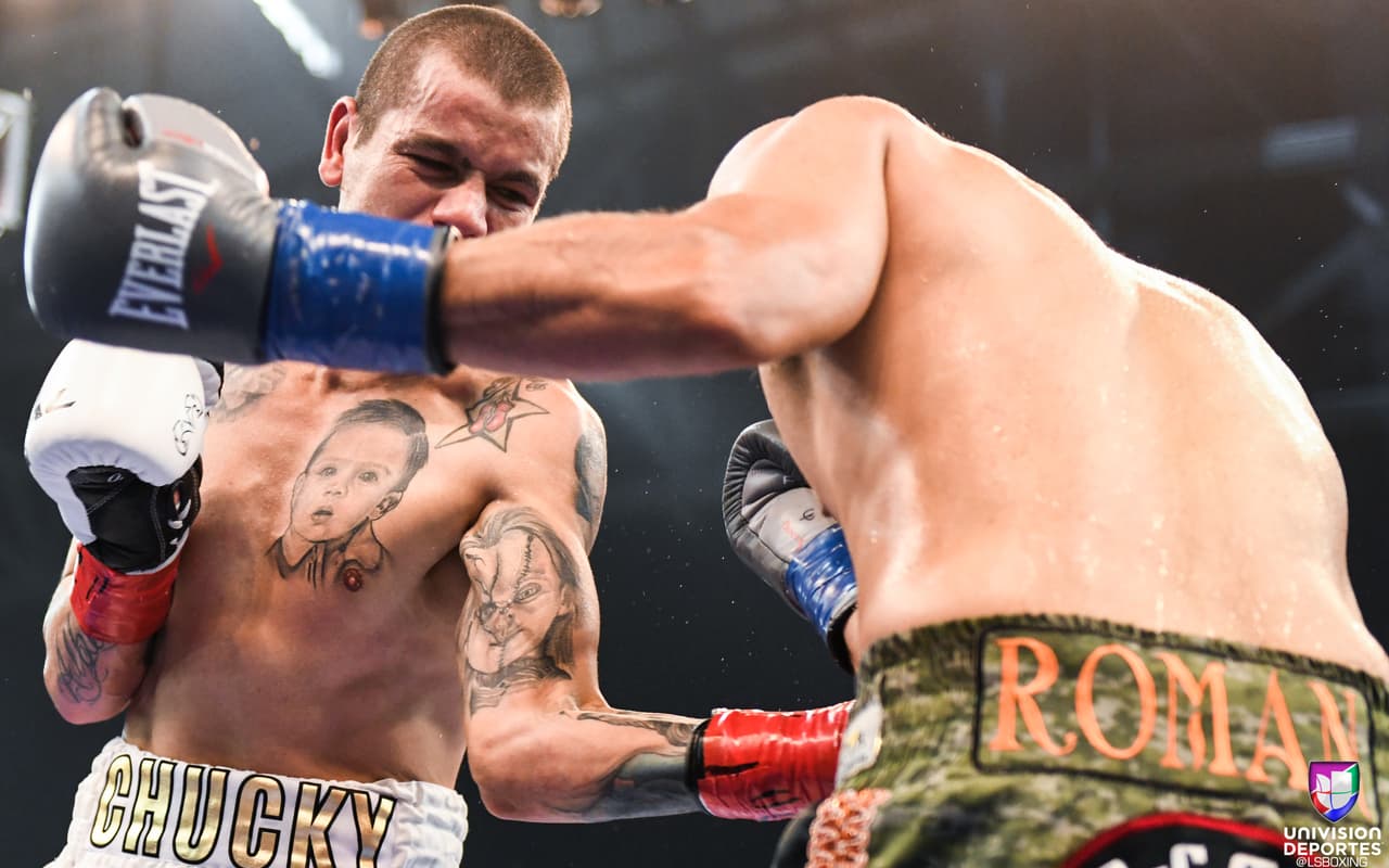 En la pelea coestelar de la noche, el campeonato supergallo de la Asociación Mundial de Boxeo (AMB), Daniel Roman le quitó el invicto al mexicano Moisés 'Chucky' Flores por amplia decisión unánime. Las tarjetas fueron de 116-112, 118-110 y 120-108 para el campeón.