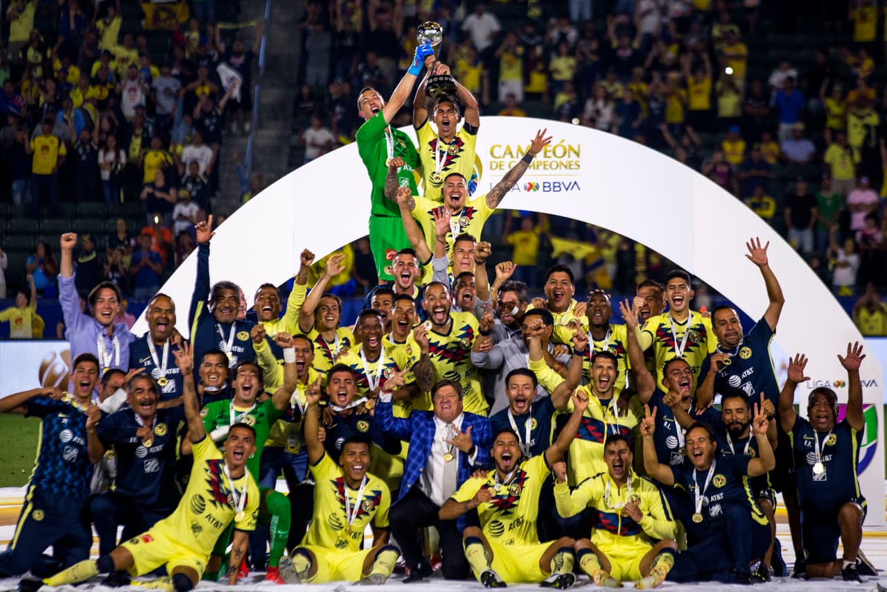 Así fueron los festejos del América luego de su angustiosa pero merecida victoria en penaltis para definir al Campeón de Campeones de la Liga MX ante Tigres en Carson, California. Agustín Marchesín fue el héroe americanista al atajar varios penaltis y anotar el de la victoria para el equipo de Miguel Herrera. Vaya manera de celebrar por parte de los jugadores azulcremas.