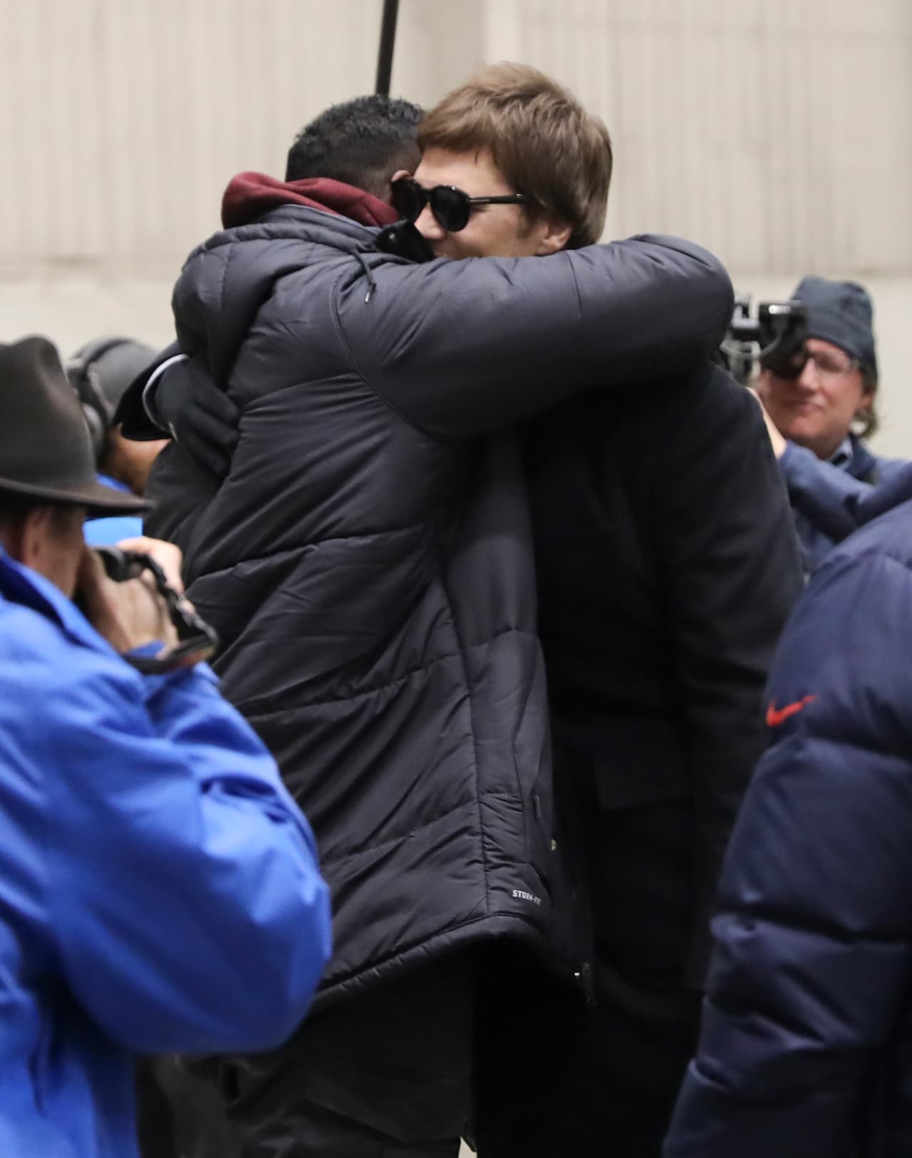 Brady saluda al exjugador de New England, Willie McGinest.