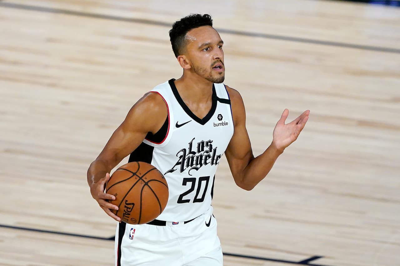 <b>Landry Shamet</b>
<br>Es un jugador que puede aportar tanto en la defensiva como en el ataque, así como en tiros libres. Es pieza clave rotativa para el equipo de los Clippers.