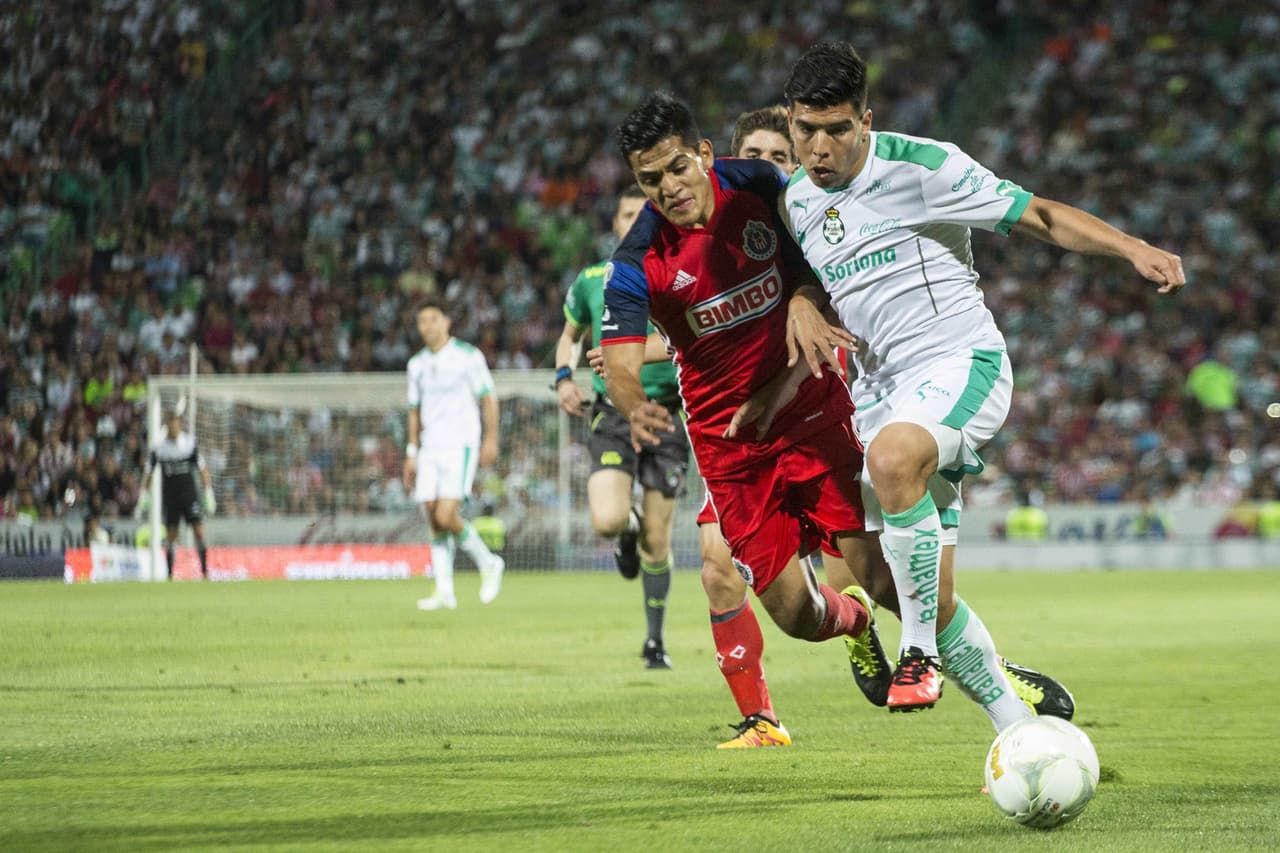 Néstor Araújo, Santos Laguna. El joven de 24 años de edad, Néstor Araújo ha pasado toda su carrera en la Liga MX, estando con el Santos Laguna desde el 2013. Los Guerreros perdieron ante el eventual campeón Pachuca en la primera ronda de la Liguilla.