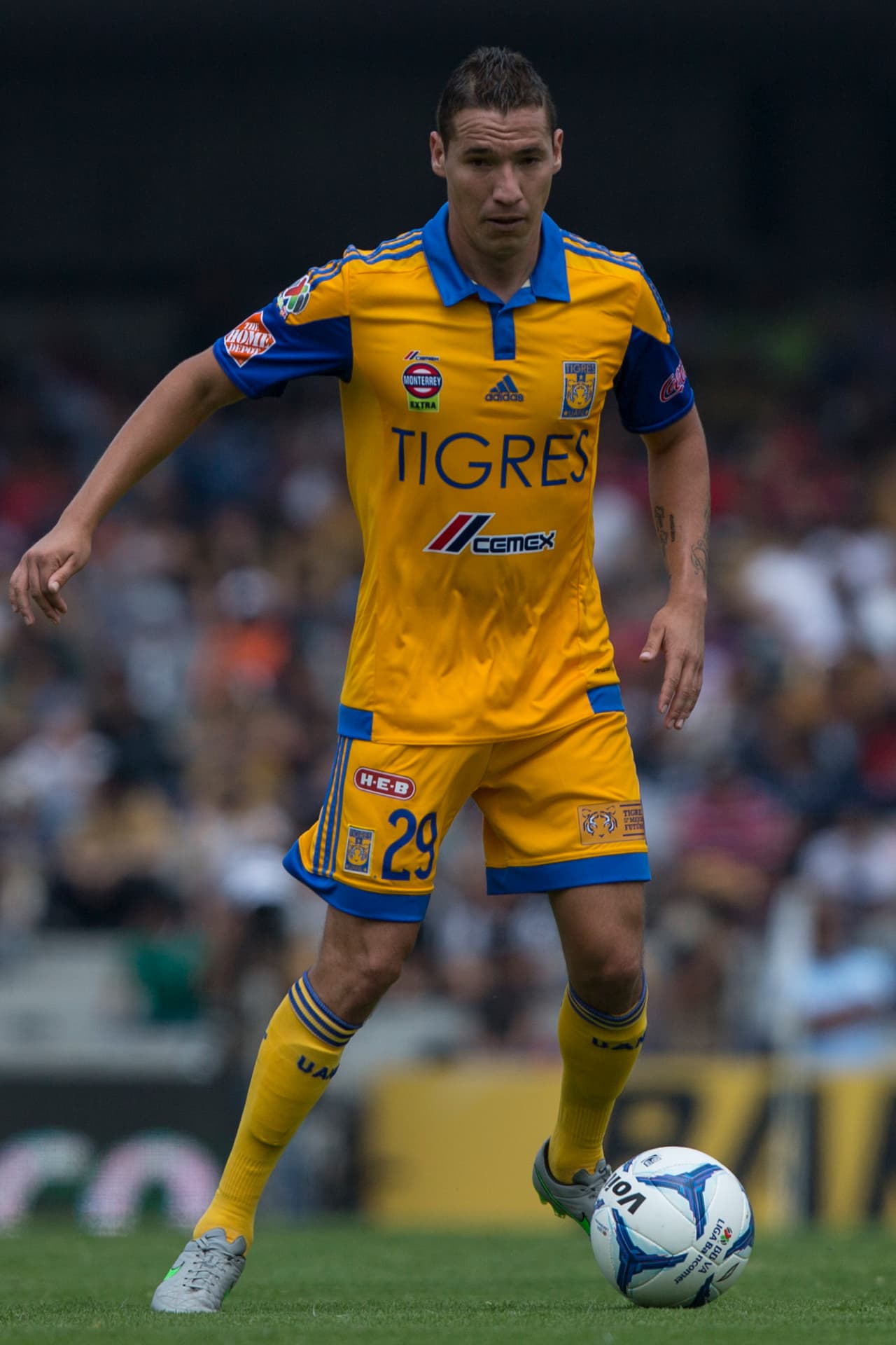 Jesús Dueñas, Tigres. Dueñas ha sido Tigre toda su carrera incluyendo como jugador de la cantera. El mediocampista ha ganado tres campeonatos de la Liga MX con los Tigres (Apertura 2011, Clausura 2014, Apertura 2015).