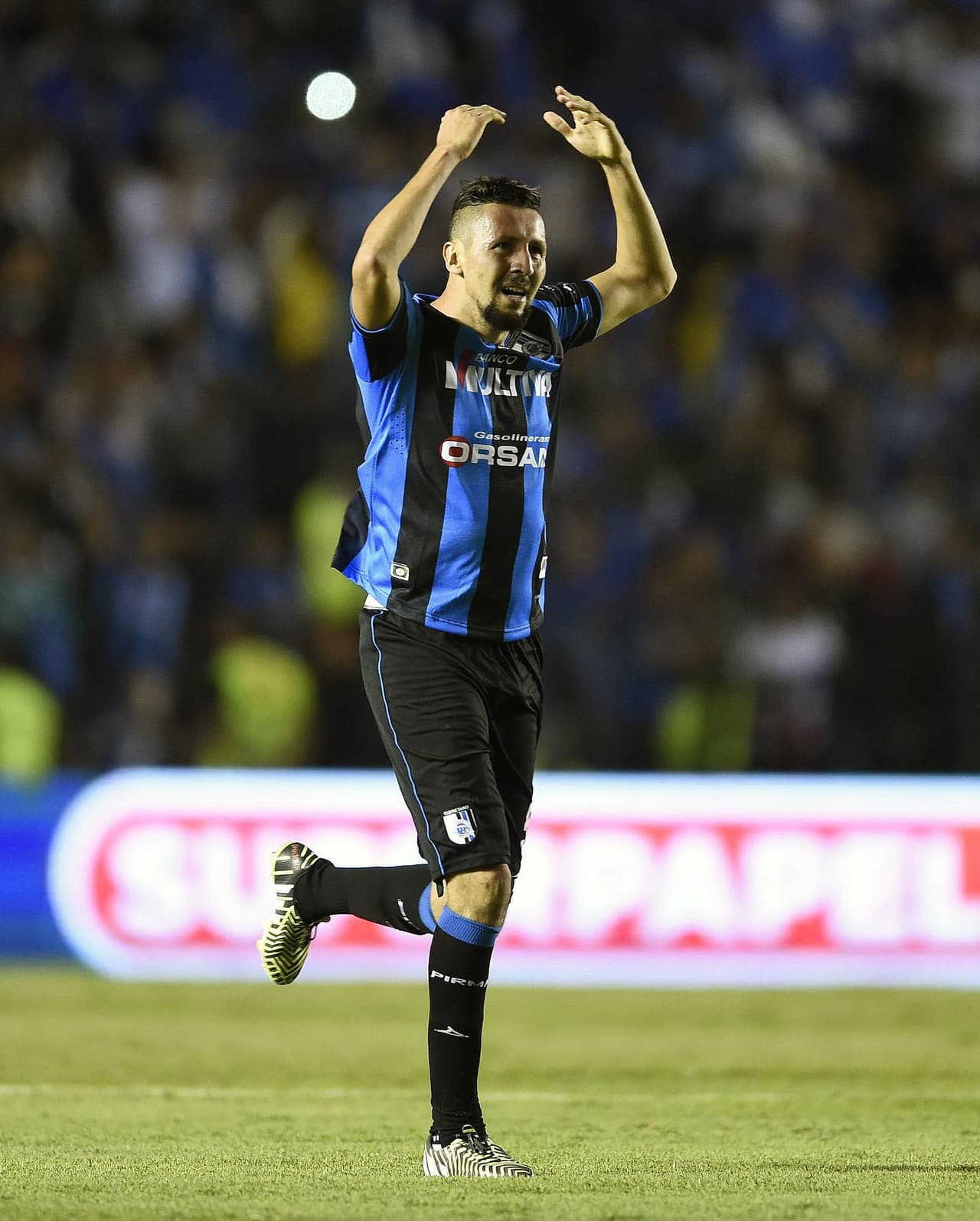 Yasser Corona, Querétaro. Corona ha estado en la Liga MX desde su debut en 2005 con Monarcas Morelia. Cuatro clubes más tarde ha encontrado un nuevo hogar en Querétaro, donde ha hecho 72 apariciones desde el año 2013.