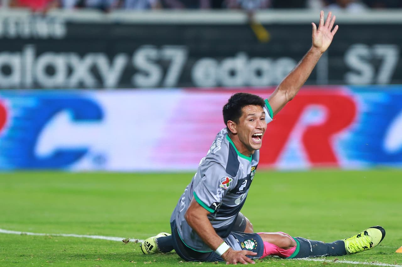 Jesus Molina, Santos Laguna. Antes con Tigres y América, Corona ha jugado su carrera en la Liga MX. Actualmente dirige el centro del campo del Santos Laguna.