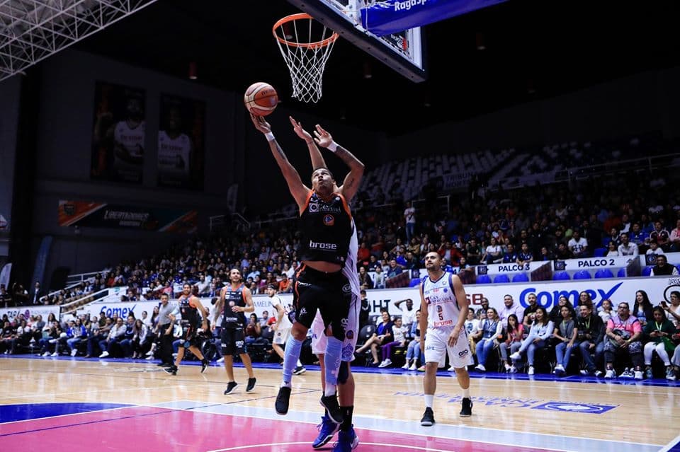 Los asistentes se divirtieron y apoyaron a personas de escasos recursos donando una cobija para combatir el frío de la época. El encuentro de básquetbol fue para Libertadores 46-22 y el de futbol para Gallos 10-5.