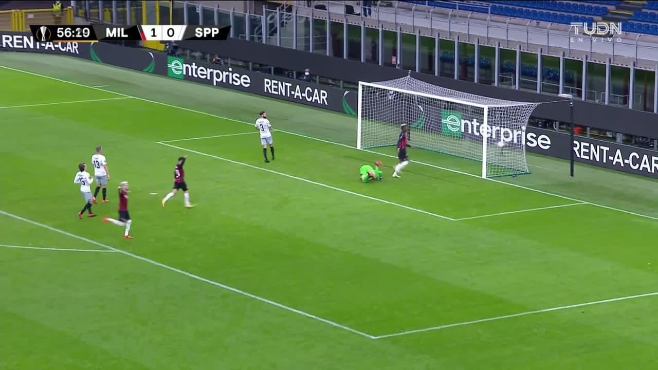 ¡GOOOL! Rafael Leão anota para Milan.