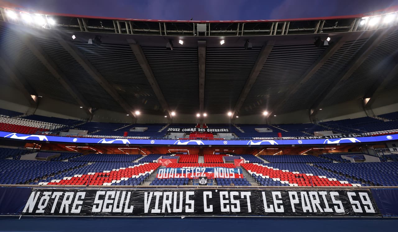 Uno de los letreros colgados en las tribunas vacías dicen: 'nuestro único virus es el PSG'.