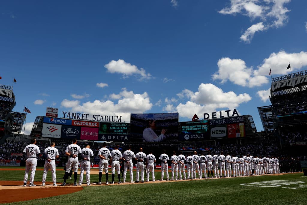 Se calcula que más de 1,500 jugadores han usado el famoso uniforme de rayas de los New York Yankees.