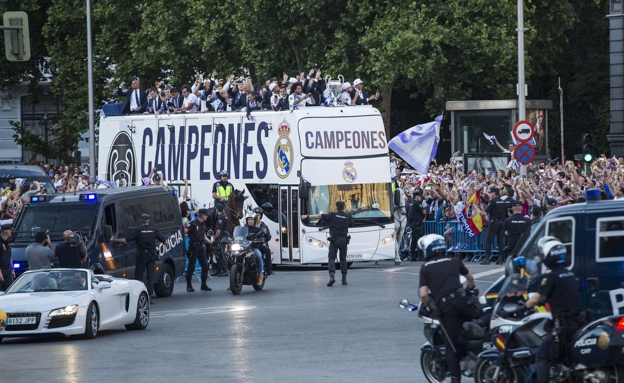 El bus con los campeones llegó por fin a la Fuente y la alegría de los aficionados ya estaba llegando su punto más alto.