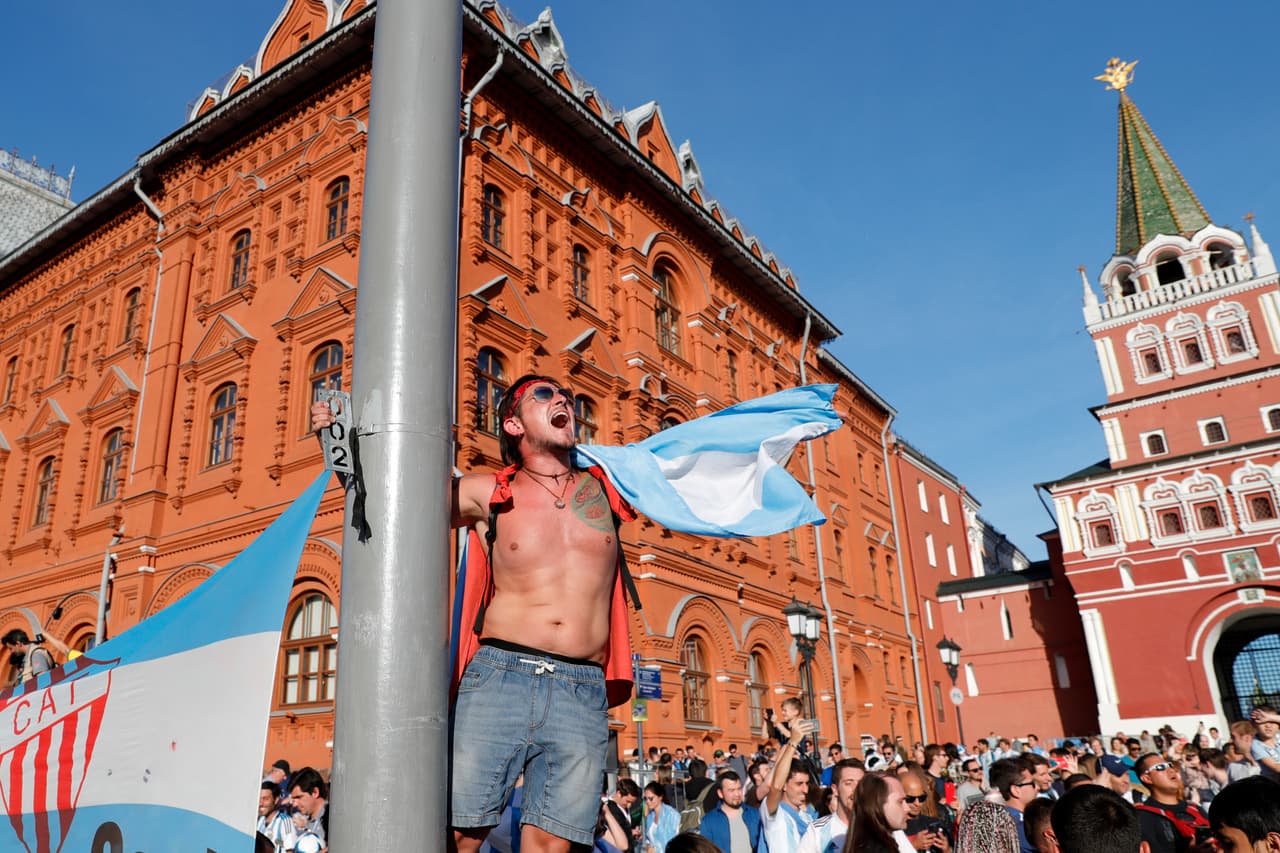 La Plaza Roja de Moscú se ha convertido en un sitio de encuentro para los hinchas en medio del Mundial.