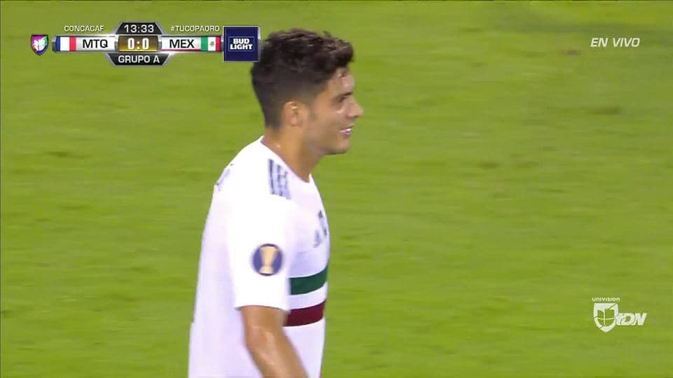 Tiro desviado de Edson Álvarez