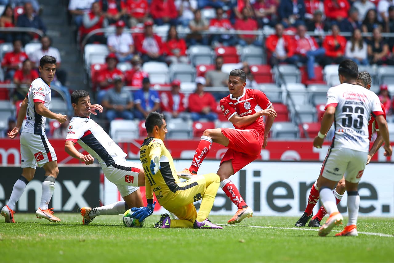 Nada más arrancar la segunda mitad el equipo escarlata se volcaba al ataque de nueva cuenta intentando sacar provecho del envión con el que cerró la parte inicial.