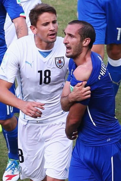 Chiellini mostraba su mordida, pero el partido siguió. Mira aquí los videos más chismosos.