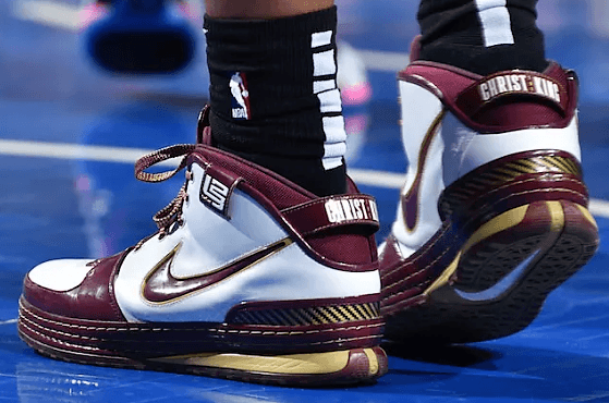 El escolta de los Phoenix Suns Derrick Jones Jr. le rindió un tributo a LeBron James, al jugar esta semana con los Nike LeBron 6 “Christ The King”.