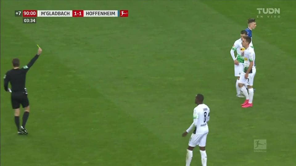 Tarjeta amarilla. El árbitro amonesta a Patrick Herrmann de Borussia Mönchengladbach