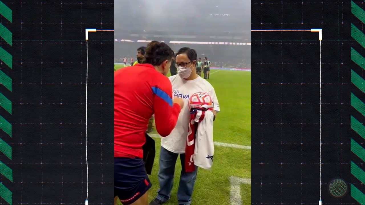 El emotivo regalo de Alan Mozo al niño de protocolo de Liga MX