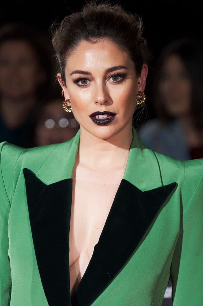 Héctor es el director del centro, un pedagogo idealista que está convencido de que la educación puede ayudar a cambiar el mundo. Otros personajes son Elsa, jefa de estudios y prometida de Héctor, a la que le gusta la disciplina y no quiere que nadie se entrometa en su pasado, y María, la nueva limpiadora del colegio que llega al internado tras escaparse de un psiquiátrico.
<br>