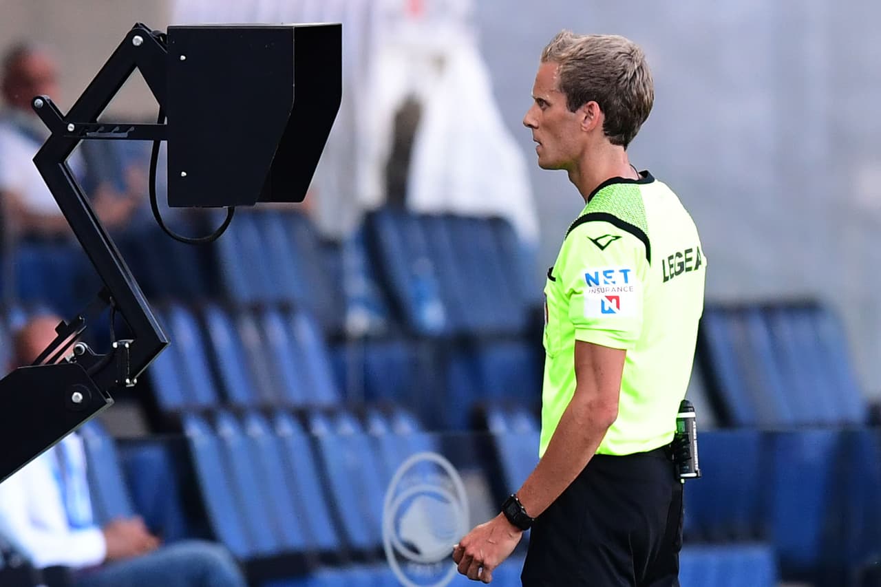El árbitro Daniele Chiffi acudió al VAR y anuló el segundo gol del Inter al 20' de la primera mitad.