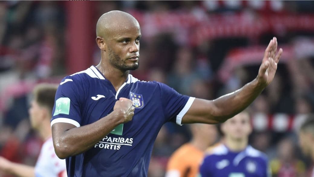 A Kompany sólo le duró cuatro partidos ser entrenador-jugador