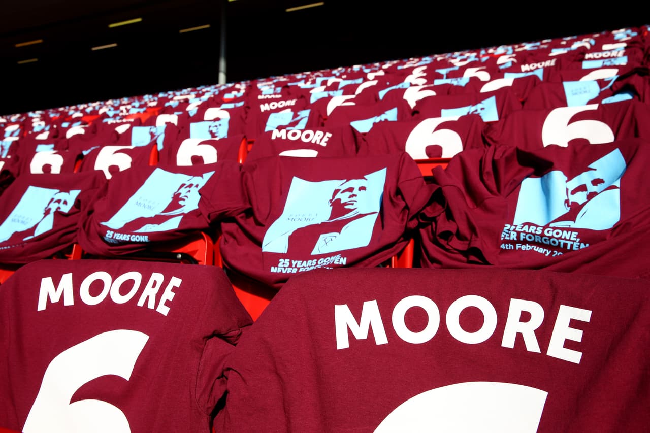 6. Bobby Moore - West Ham United (fallecido en 1993, reitrada en 2018).