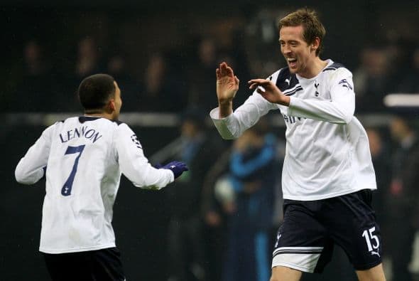 Aaron Lennon se había quitado a todos los rivales y cedió la pelota a su compañero.