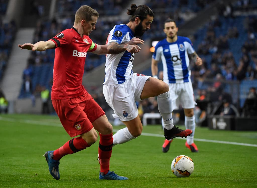 El alemán Lars Bender no le da nada de espacio al portugués Sergio Oliveira y logra conseguir un saque de manos a su favor.