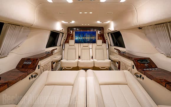 A través del sitio Becker Automotive Design Tom Brady puso a la venta su Cadillac Escalade 2018. Cuenta con amenidades como escritorios, asientos reclinables, internet y pantallas. ¡Es un jet privado!