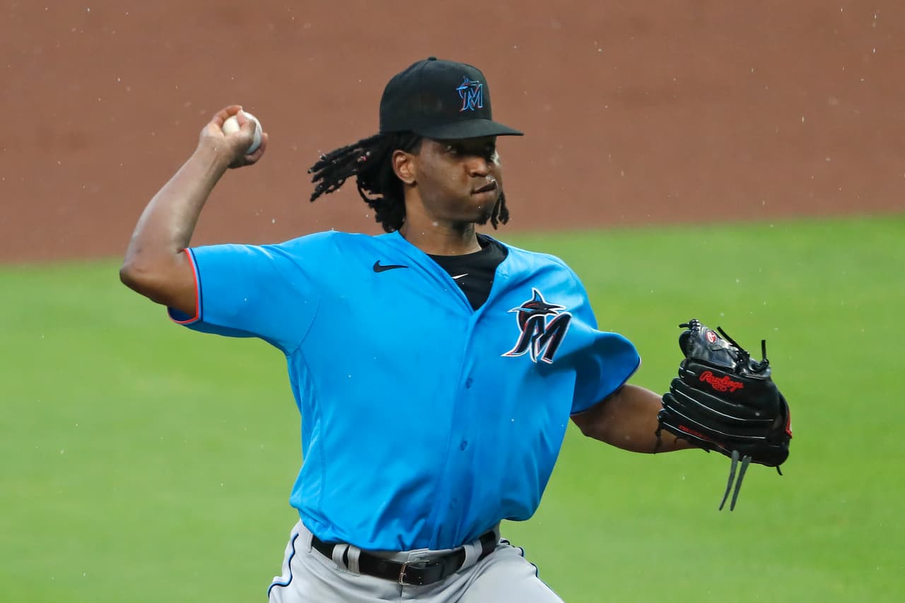 Peloteros de Marlins dan positivo a COVID-19