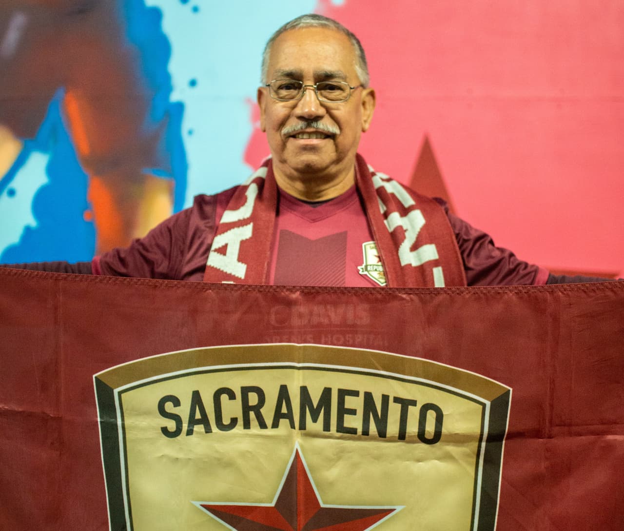 Llegó a Estados Unidos desde la Ciudad de México en 1973, y se mudó a Sacramento en 1983 junto a su familia. Cuando se enteró de la existencia de SRFC, ‘Manny’ reclutó a más de 60 abonados de temporada, la mayoría de los cuales se siguen asistiendo a la Sección 116 del estadio.