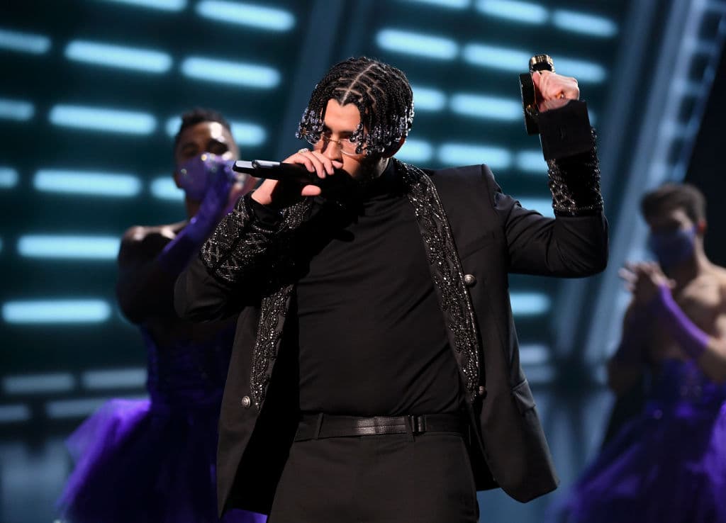 Ya metidos en la televisión, no podemos olvidar que el cantante también se encuentra trabajando en ‘Narcos. México’.
<br>