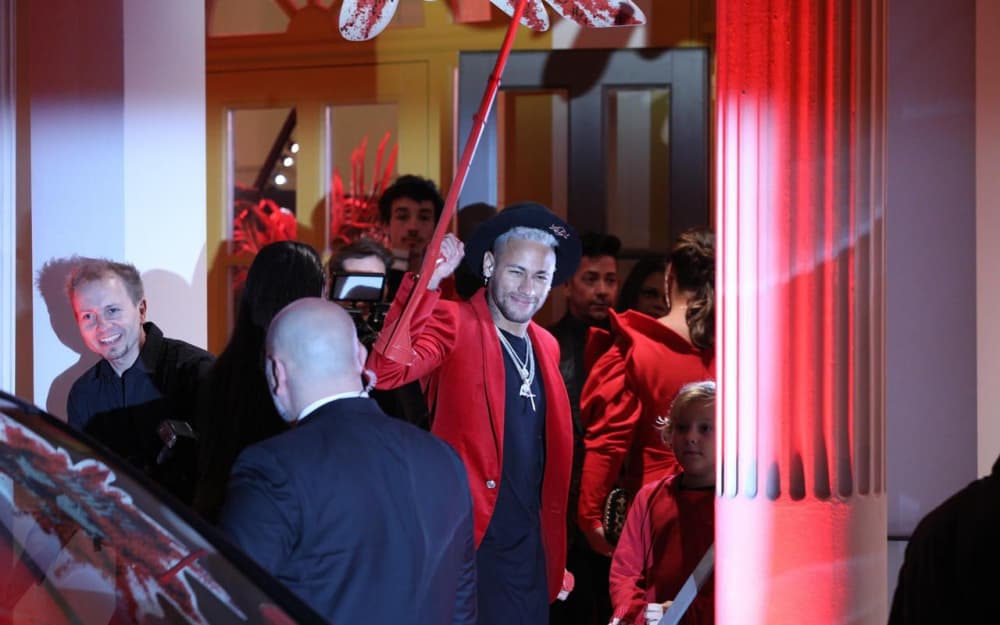 La estrella de la Selección de Brasil y del Paris Saint-Germain cantó, lloró y festejó con sus amigos más cercanos la llegada de su cumpleaños 27, a pesar de la lesión que lo margina del campo.