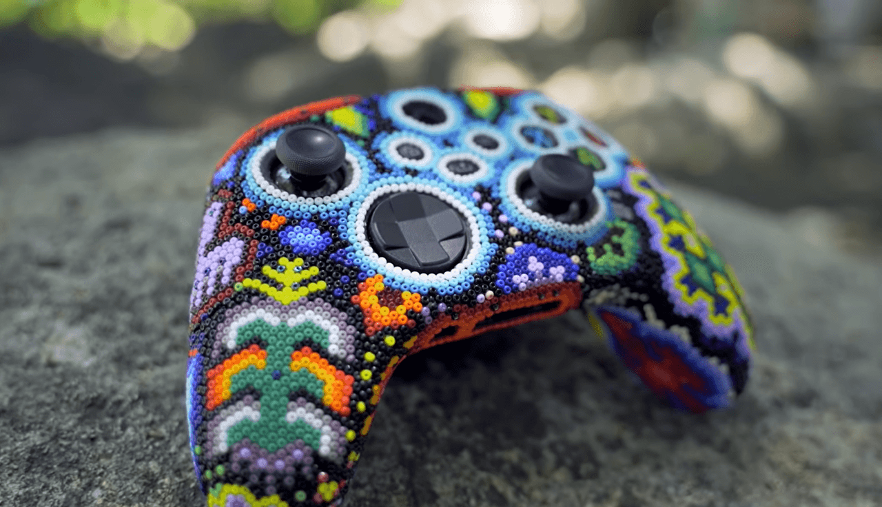 Fue así que Xbox México se dio a la tarea de buscar tres comunidades de artesanos indígenas para convertir un simple control en una pieza de arte.