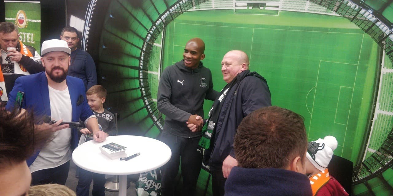 Miles de fanáticos del Krasnodar, así como cientos del Valencia, se pusieron cita este jueves para vivir la definición de la serie de Octavos de Final de la Europa League entre sus equipos. Unos con el deseo de darle vuelta al global y otros esperando poder mantener la diferencia.